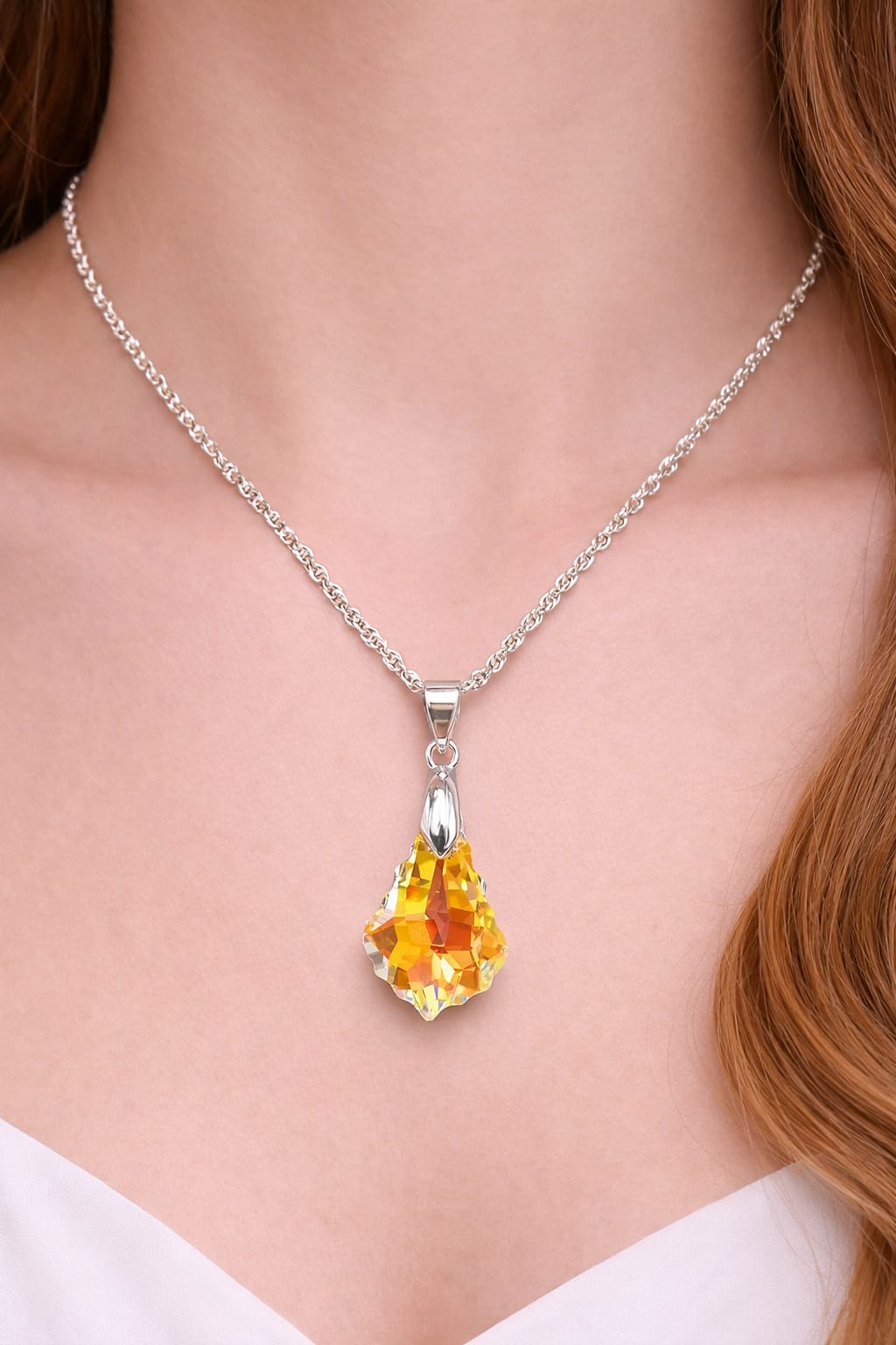 Colar Feminino Prata Singapura com Pingente Folha Milênio Swarovski 16mm Aurora Boreal