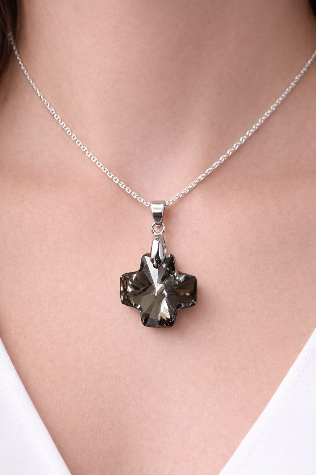 Colar Feminino Prata Singapura com Pingente Cruz Swarovski 20mm Metalic Silver