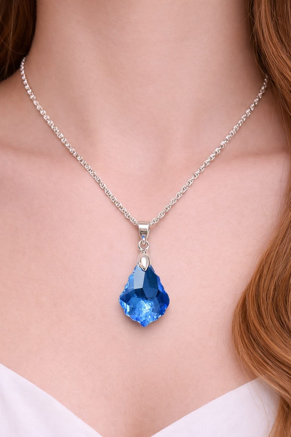 Colar Feminino Prata Singapura com Pingente Folha Milênio Swarovski 22mm Aquamarine